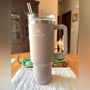 Stanley 40oz Quencher H2O Tumbler.
